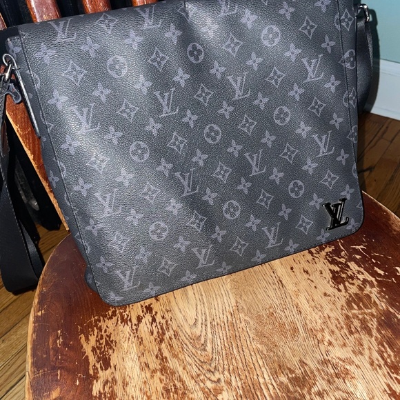 Louis Vuitton Messenger Bags for Men - Poshmark